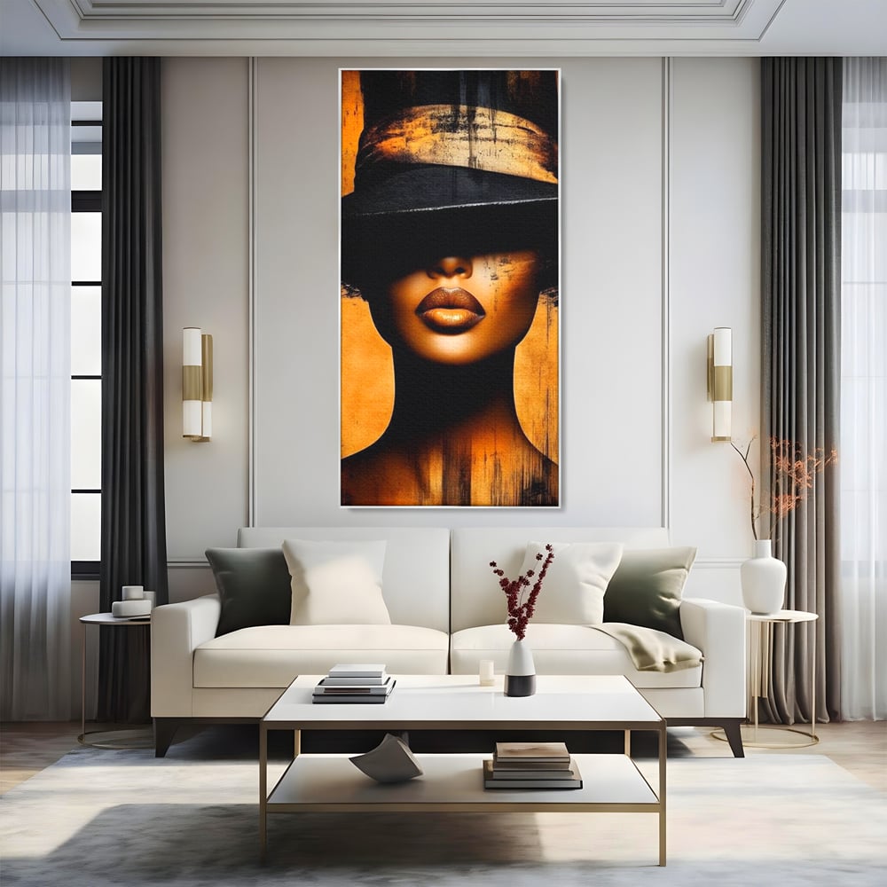 Tablou canvas cu tablou canvas cu buze si palarie, in rama de aluminiu argintiu, pe perete intr-un living